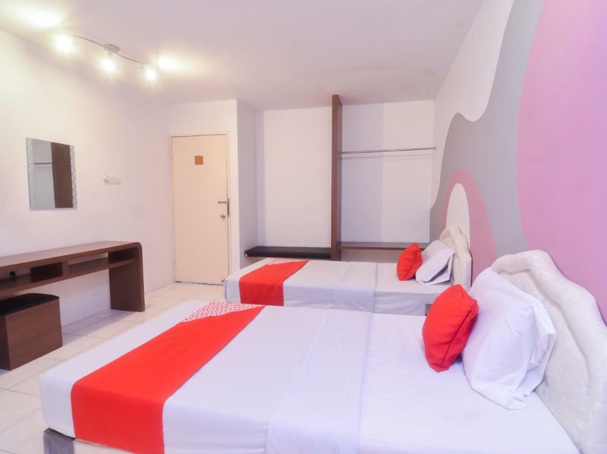 Oyo 44034 Furama Lodging House Kuching Exterior foto